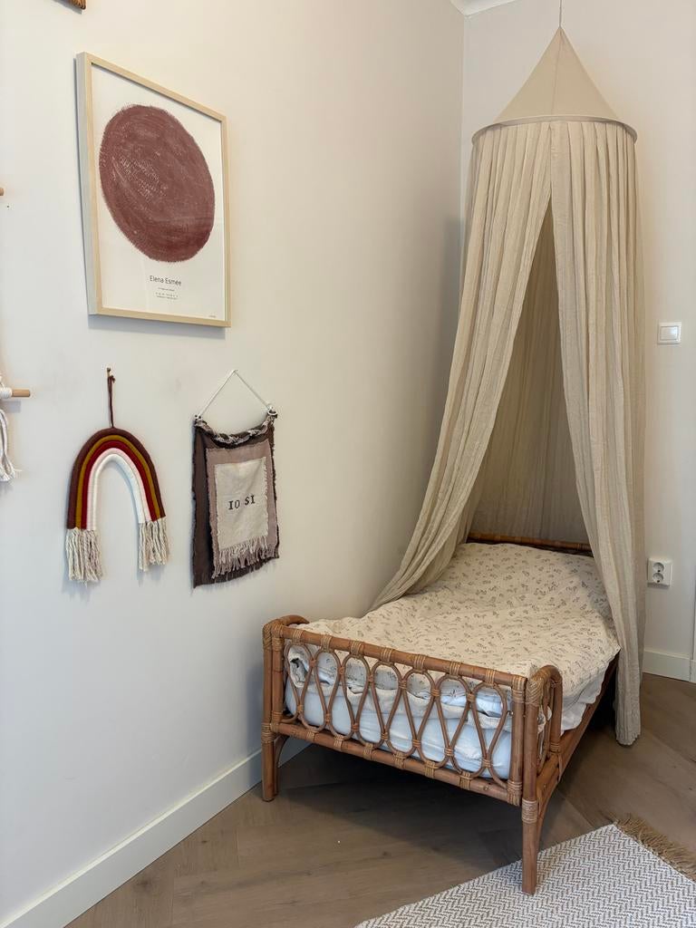 Rotan kinderbedje met hemel, matras & overtrekken, Ophalen, 70 tot 85 cm, 140 tot 160 cm, Zo goed als nieuw