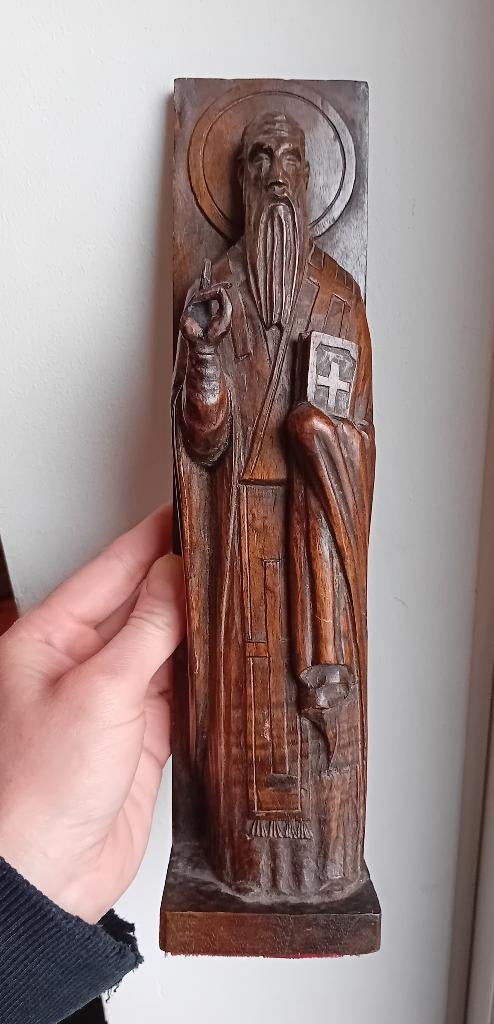 handgesneden walnoothouten beeldje van Sint Kliment, Antiek en Kunst, Kunst | Beelden en Houtsnijwerken, Ophalen of Verzenden