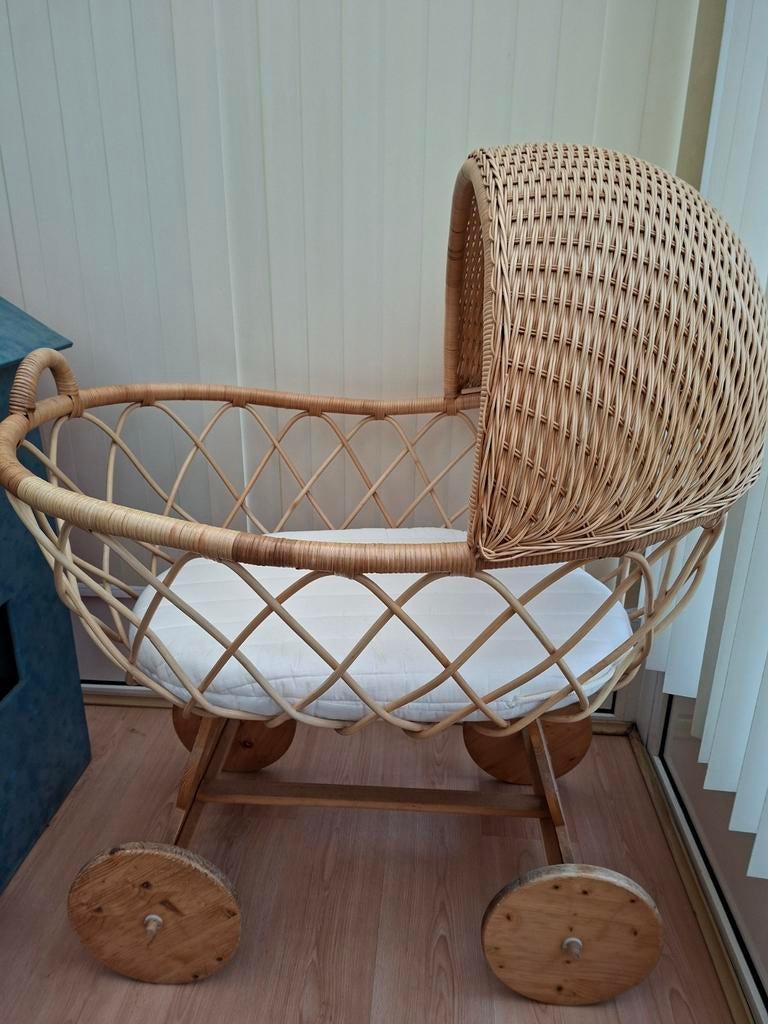 Rotan wieg op wielen, Ophalen, Gebruikt, Wieg