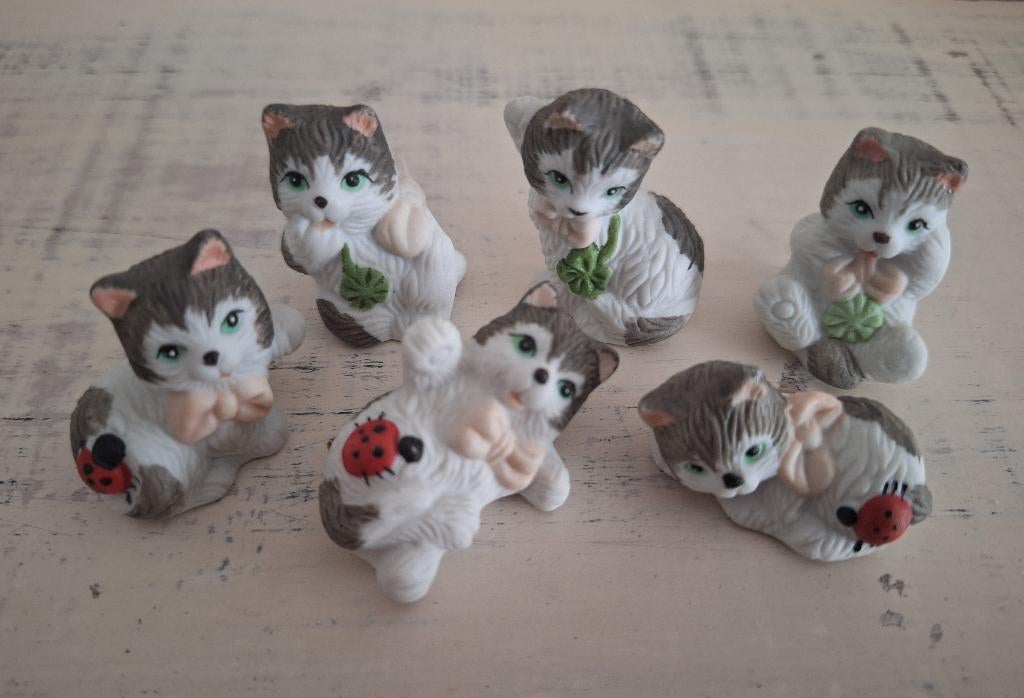 Set van 6 miniatuur letterbak poezen katten beeldjes, Ophalen of Verzenden, Gebruikt, Dier