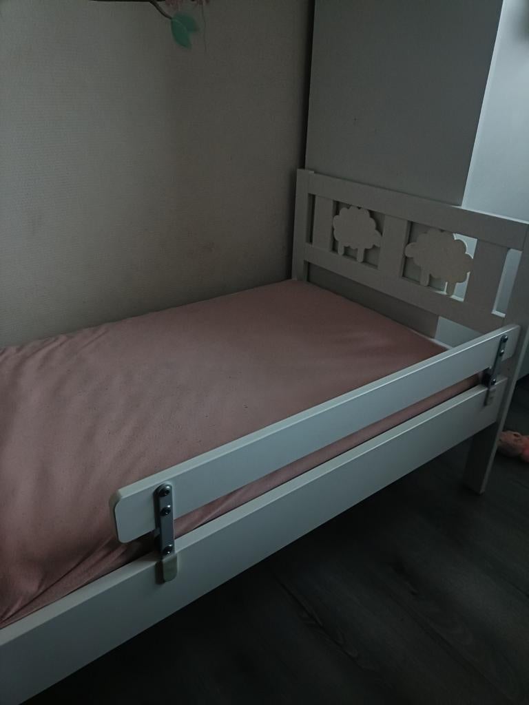 Peuterbed IKEA Kritter –Incl. lattenbod en matras, Kinderen en Baby's, Kinderkamer | Bedden, Zo goed als nieuw, 140 tot 160 cm