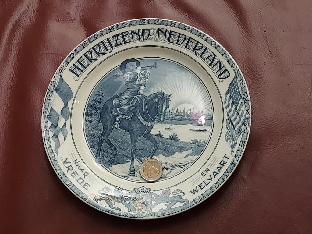 Porseleinen herdenkingsbord “Herrijzend Nederland", 1945, Ophalen of Verzenden