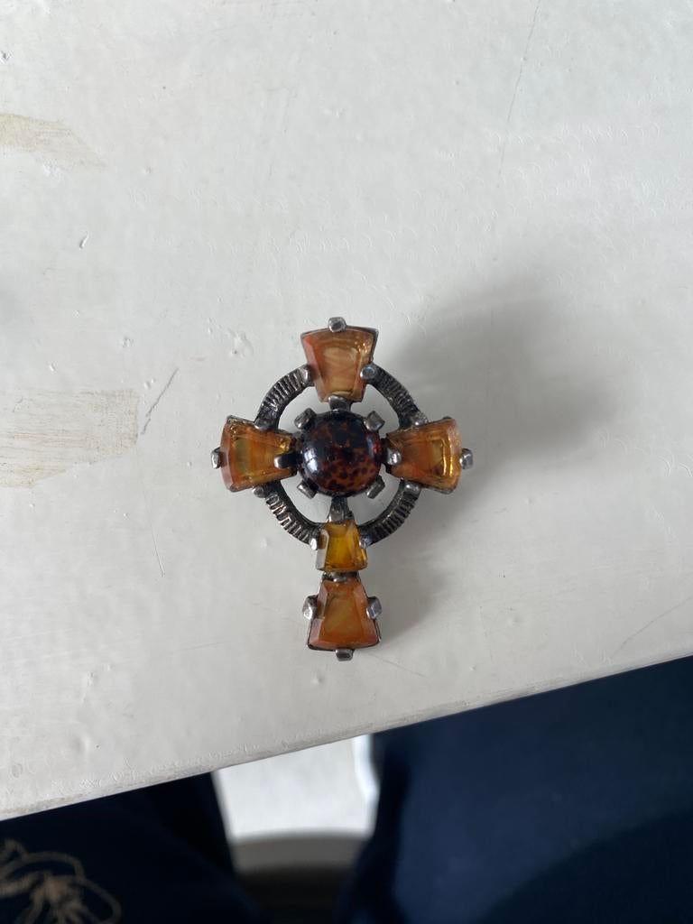 Vintage zilveren broche in kruisvorm met barnsteen, Ophalen of Verzenden, Zo goed als nieuw, Sieraad of Horloge