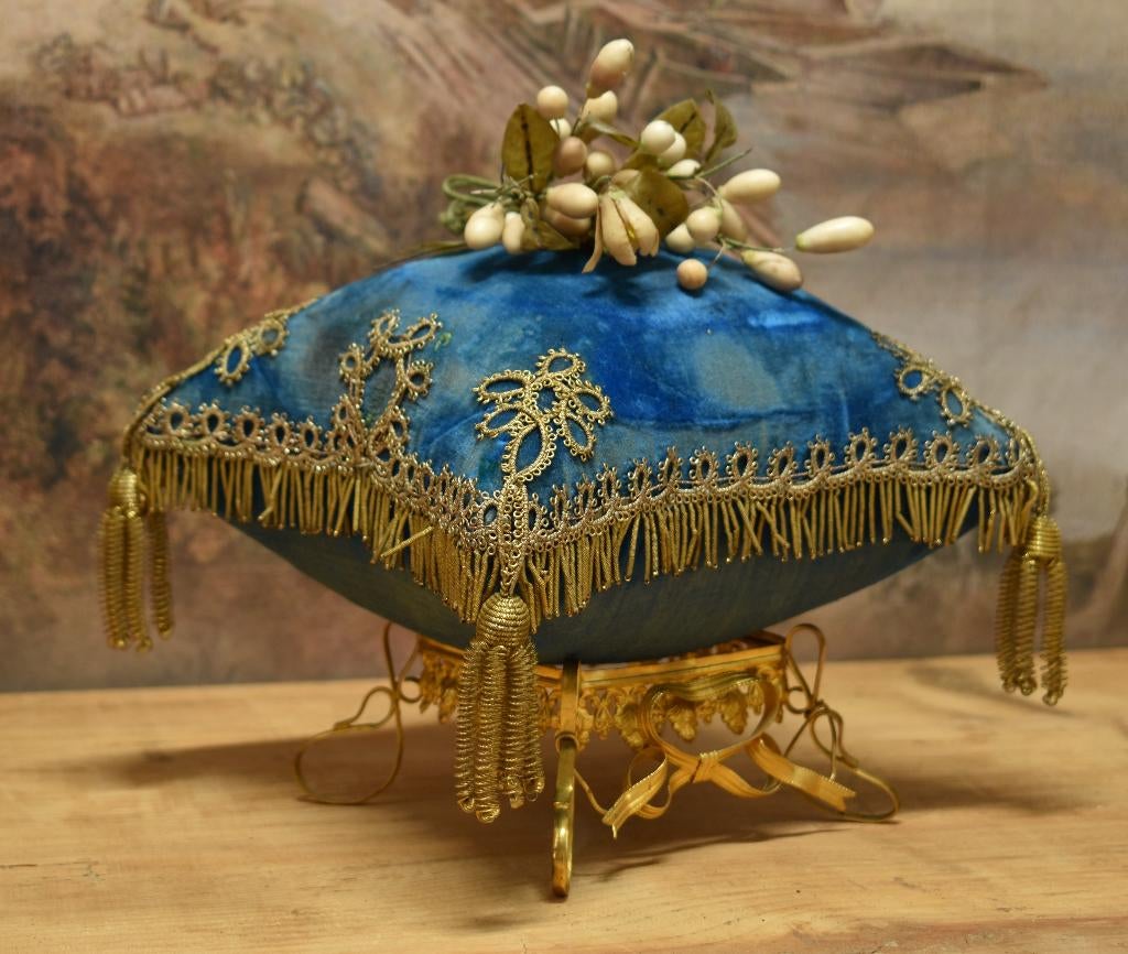 Oude Blauw  Frans Bruidskussen. "Uit Aletta's Tijd", Ophalen of Verzenden