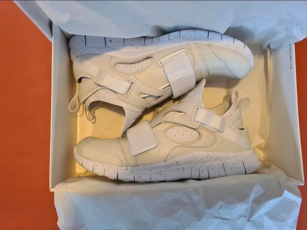 Nike Free Huarache Carnivore SP - Maat 42 - Nieuwstaat, Kleding | Heren, Schoenen, Wit, Nike, Ophalen of Verzenden, Sneakers of Gympen