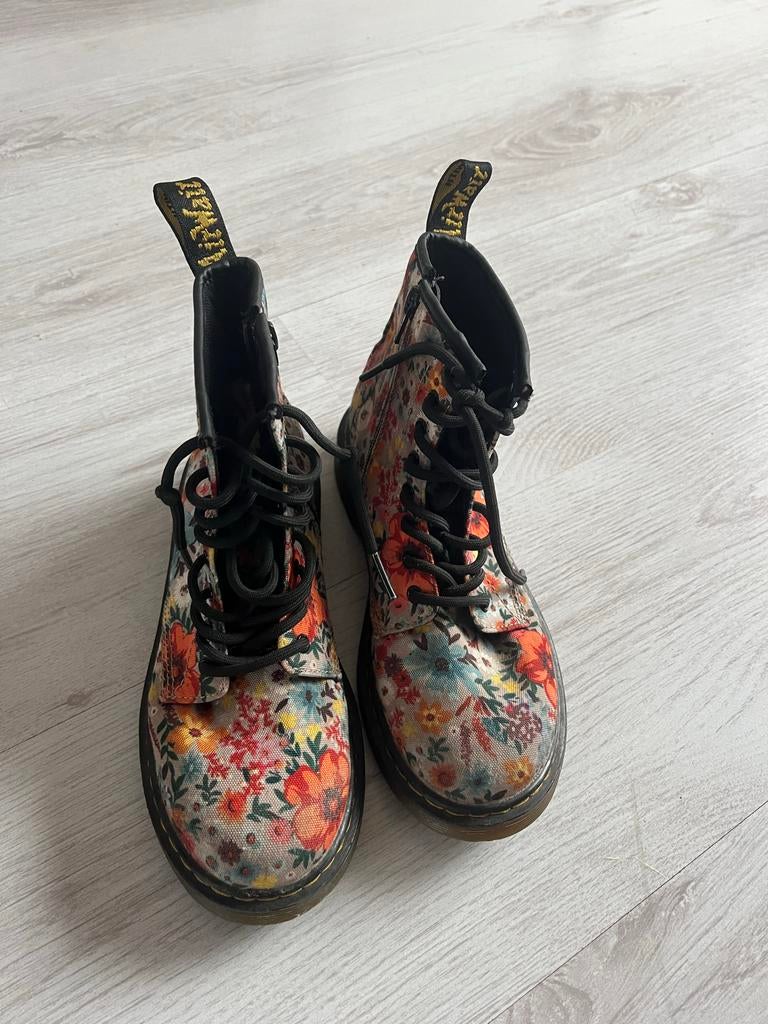 Dr Martens Maat 34, Kinderen en Baby's, Kinderkleding | Schoenen en Sokken, Meisje, Ophalen of Verzenden, Laarzen, Zo goed als nieuw
