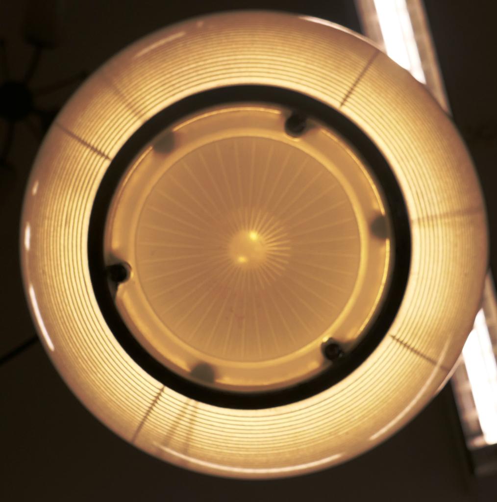 Holophane bollamp afkomstig uit Frankrijk ., Huis en Inrichting, Lampen | Hanglampen, Vintage holophane, Gebruikt, 50 tot 75 cm