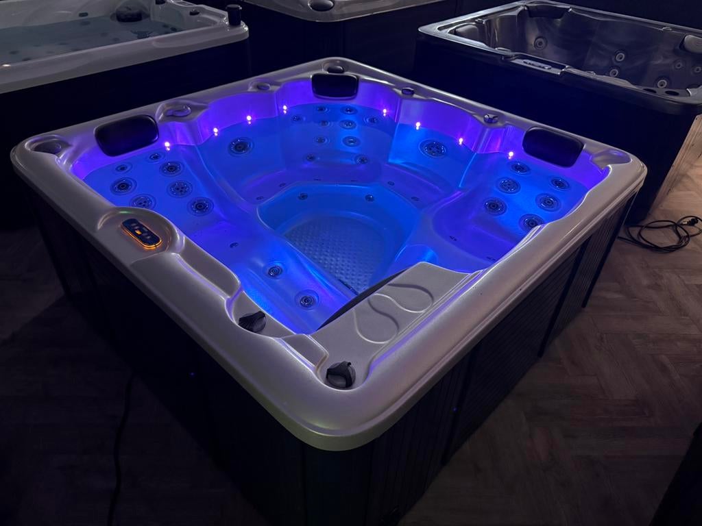 Jacuzzi Spa 200x200 – Balboa – Plug & Play 220V – Garantie, Ophalen, Zo goed als nieuw, Trap, Vast