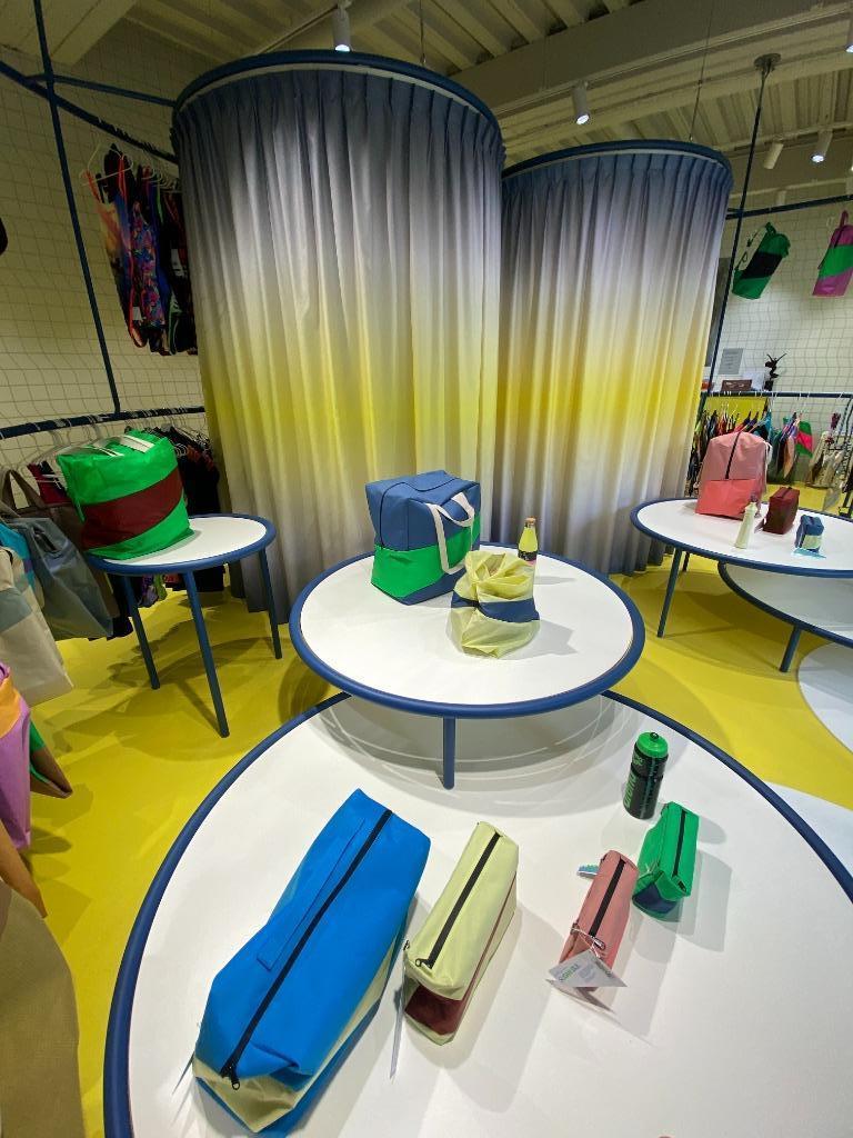 Winkelinrichting tafel, stoelen, display - Exclusief Design, Ophalen