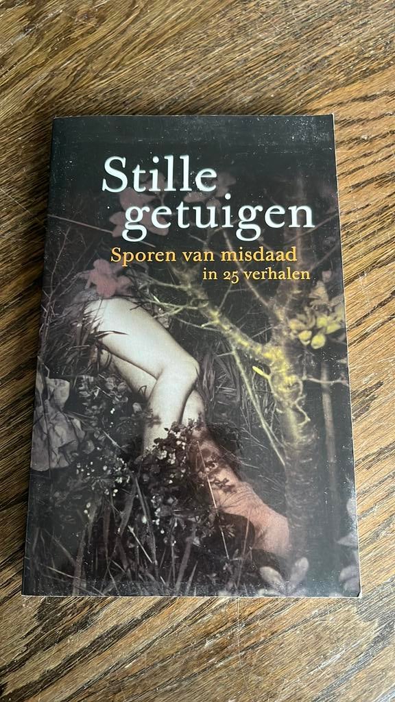 Boek Stille getuigen Sporen van misdaad in 25 verhalen, Ophalen of Verzenden, Gelezen