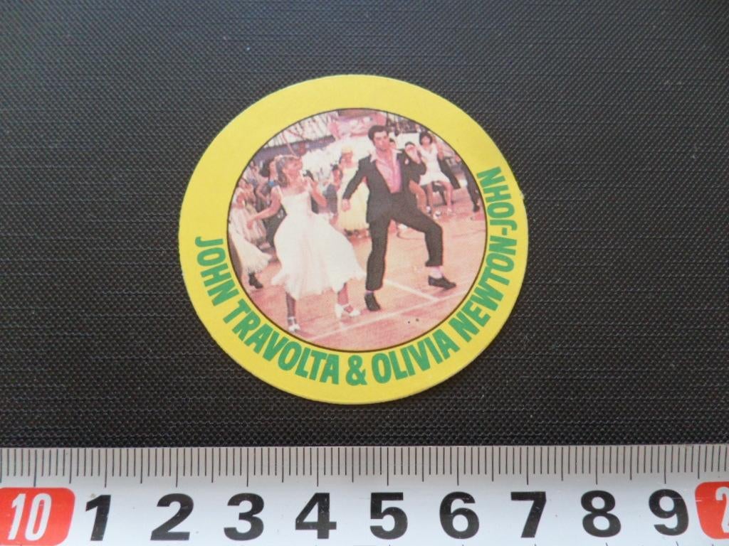 sticker 060 grease john travolta & olivia newton-john *, Verzamelen, Ophalen, Zo goed als nieuw