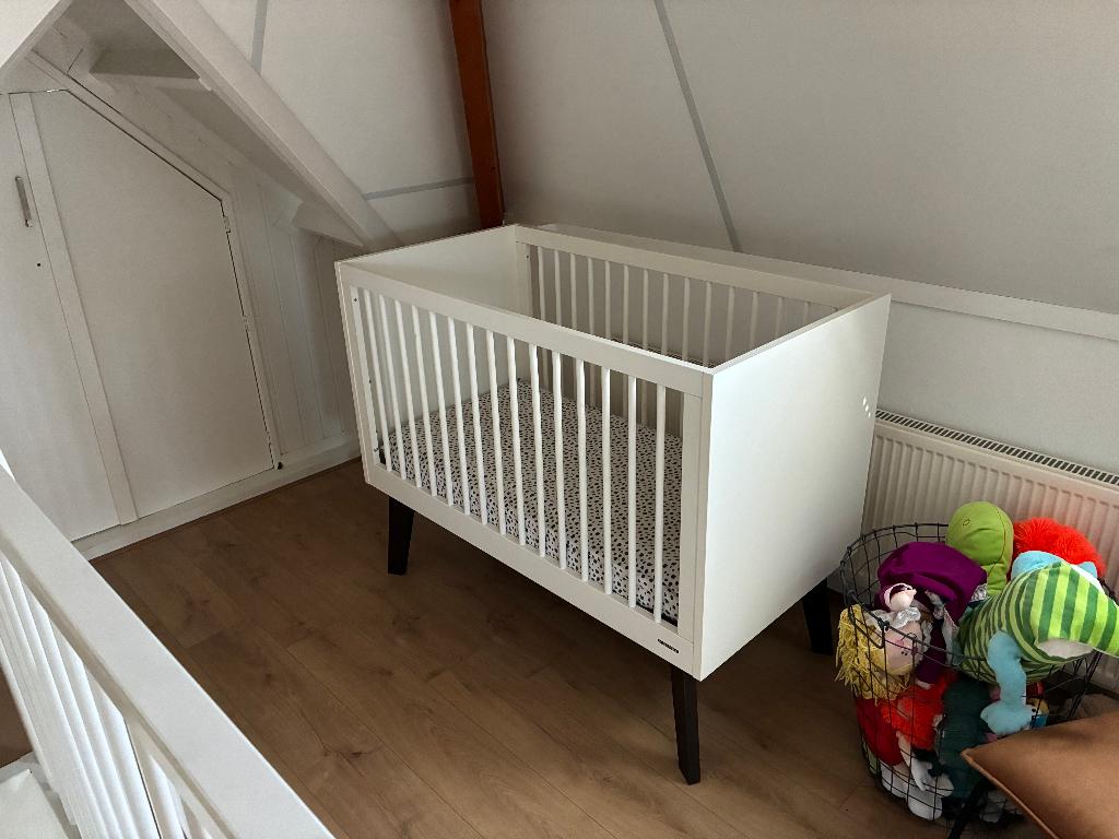 Kidsmill Sixties Babybed Wit Mat / Walnoot 60 x 120 cm, Kinderen en Baby's, Babywiegjes en Ledikanten, Ophalen, Gebruikt, Ledikant
