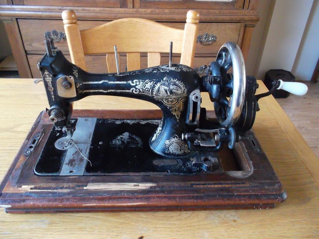 Antieke naaimachine, Antiek en Kunst, Ophalen