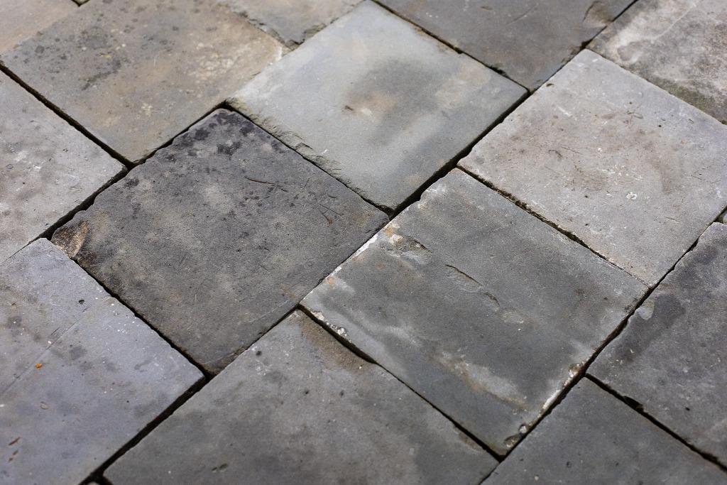 Antieke geribbelde gesmoorde grijze plavuizen 20x20 15M2, Gebruikt, Steen of Klei, Minder dan 50 cm, Ophalen of Verzenden