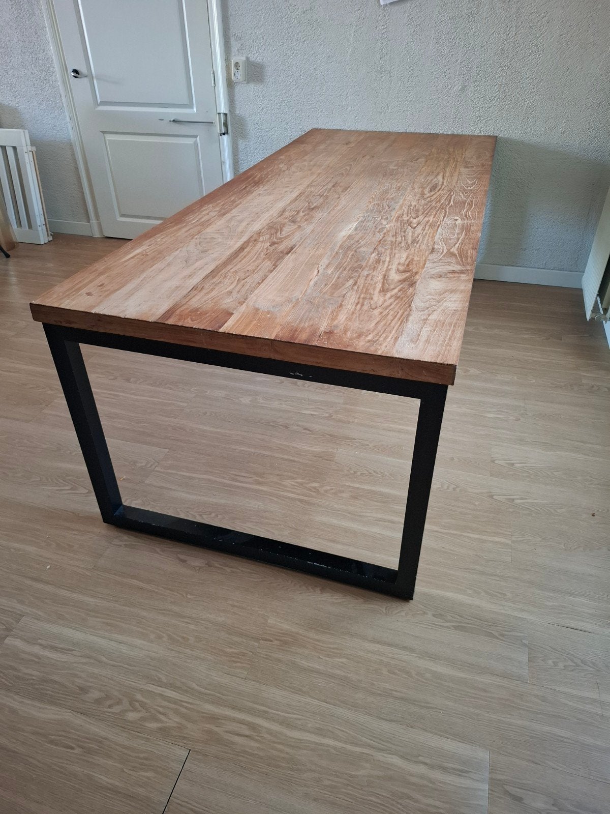 Robuuste eettafel met houten blad en metalen onderstel, Huis en Inrichting, Gebruikt, 200 cm of meer, 50 tot 100 cm, Vier personen