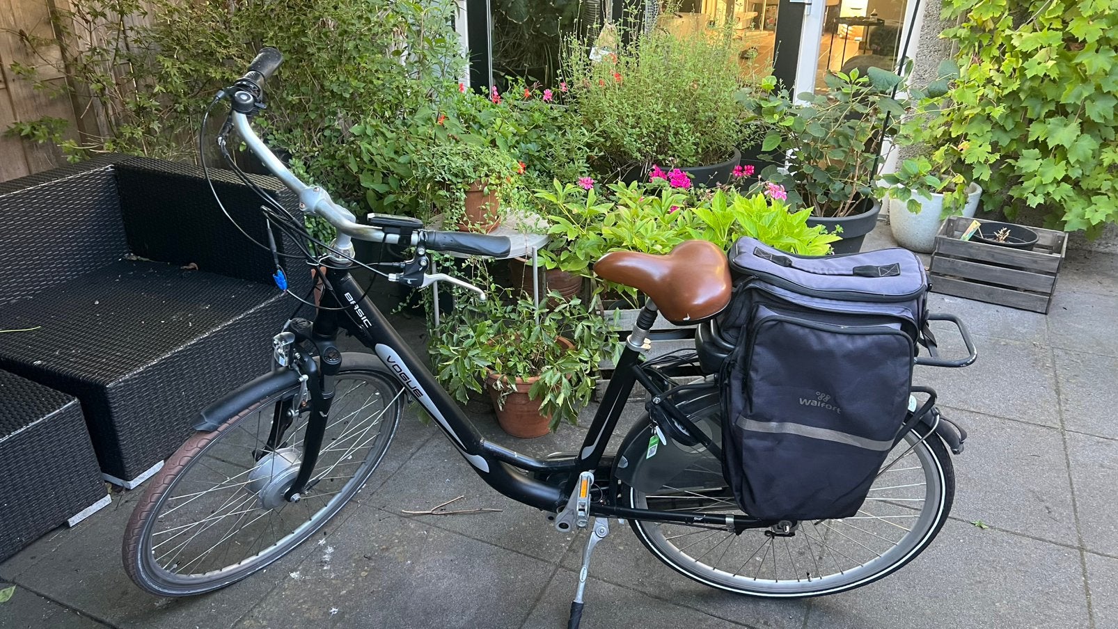 VOGUE Basic electric bike. No electricity, Ophalen, Zo goed als nieuw, 51 tot 55 cm, 50 km per accu of meer