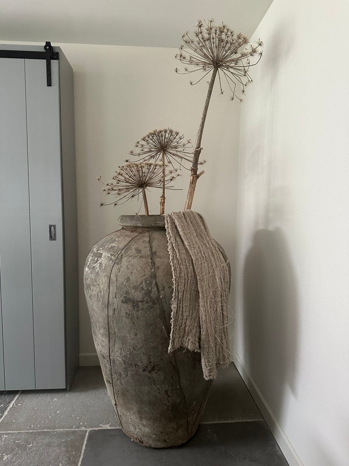Oude Nepalese pot, Huis en Inrichting, Woonaccessoires | Vazen, Ophalen, Overige materialen, 130 cm