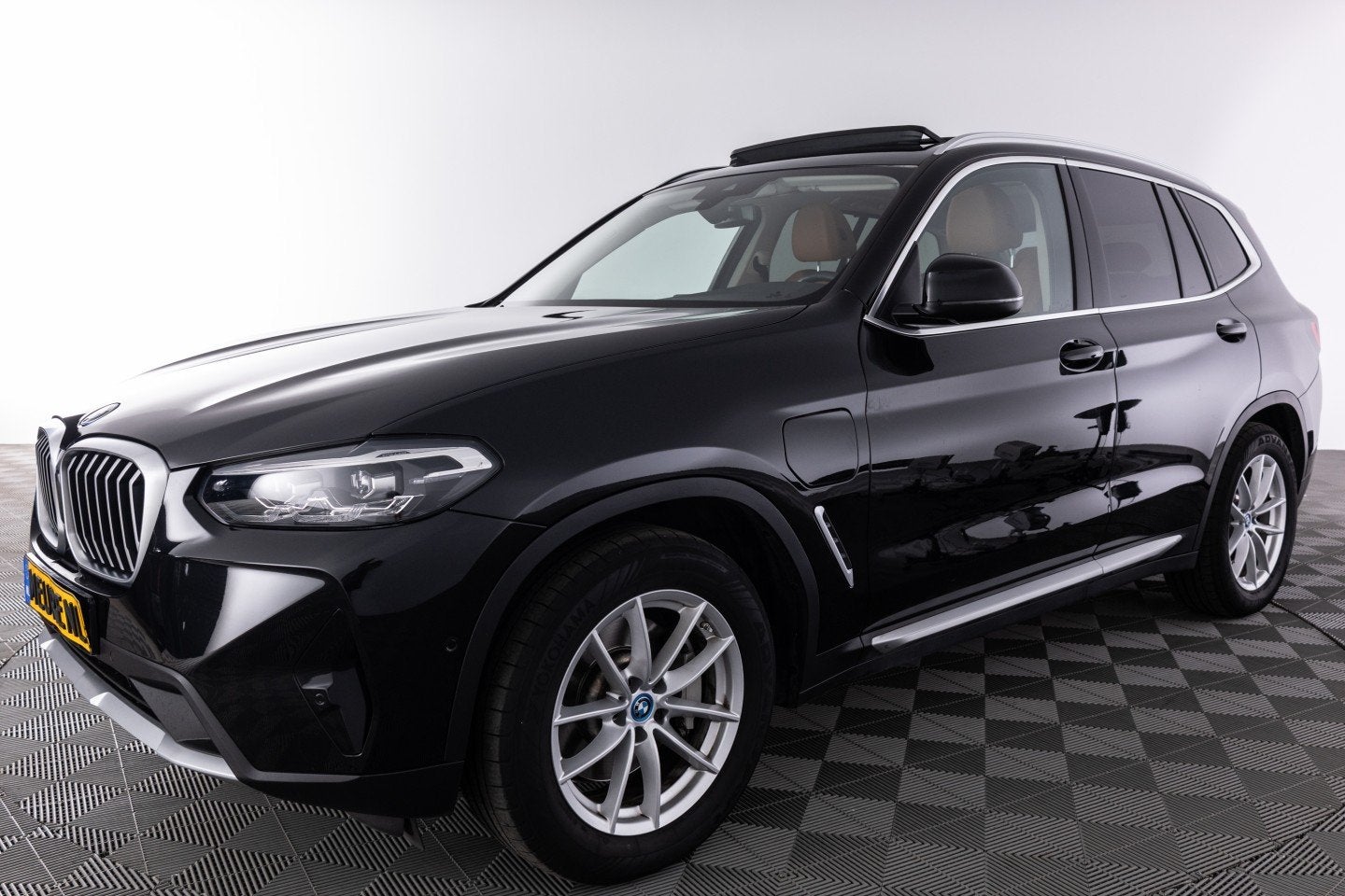 Foto 2 van BMW X3 xDrive30e High Executive | PANORAMADAK | LEDER | PHEV
