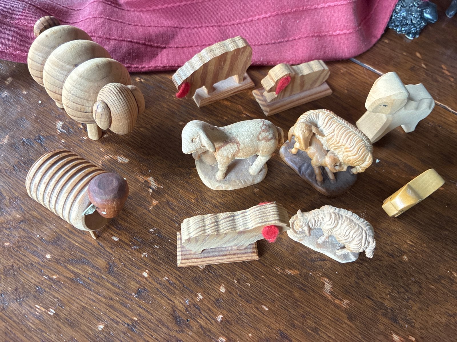 10  houten schapen beeldjes + 2 gratis, Ophalen of Verzenden, Gebruikt, Boerderijdier, Beeldje of Figuurtje
