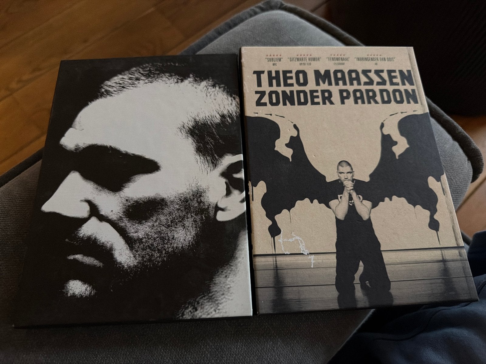 Twee luxe dvd's van Theo Maassen: Zonder Pardon en meer, Stand-up of Theatershow, Overige artiesten, Zo goed als nieuw, Inclusief doosje