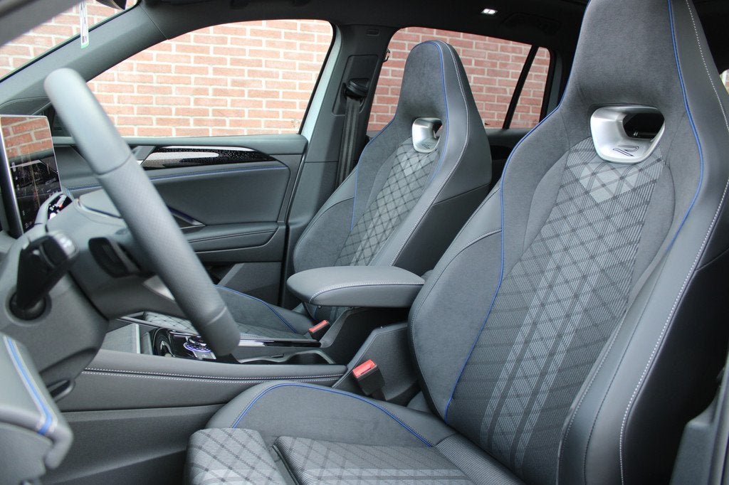 Volkswagen Tiguan 1.5 eHybrid 272PK R-Line Edition |PANO-DAK, Auto's, Volkswagen, Zwart, 4 cilinders, 2000 kg, Plug-in hybride