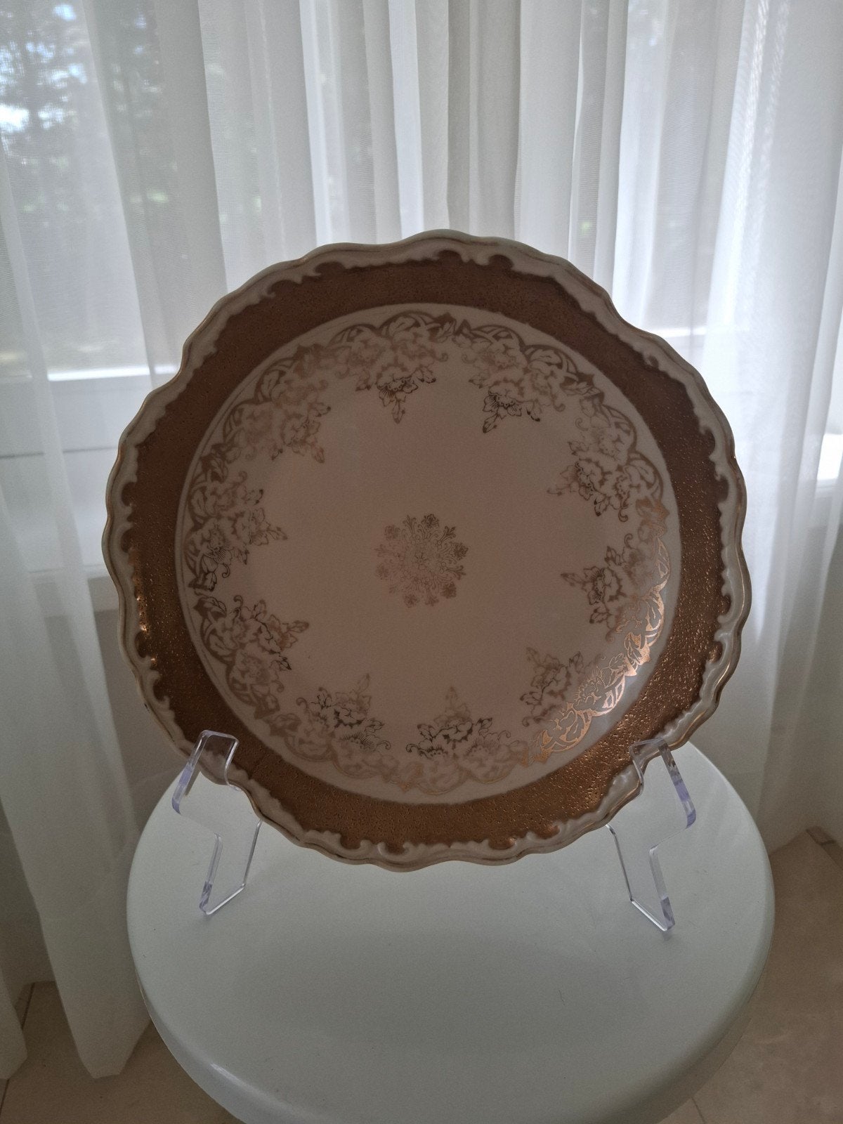 rond diep bord, goud gedecoreerd.26 cm, Rond, Ophalen of Verzenden, Steen/keramiek, Overige typen