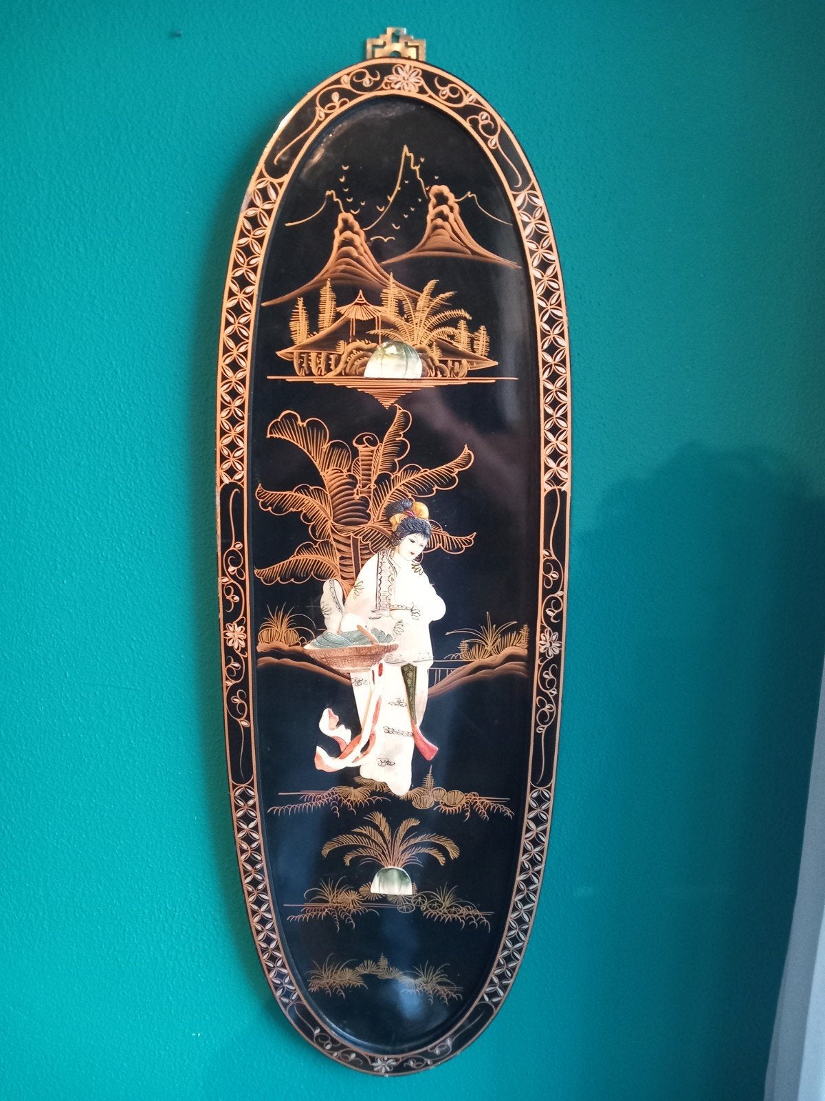 Ovale Chinese lak wanddecoratie met parelmoer inleg., Ingelegd, China, 91 cm, Wanddecoratie