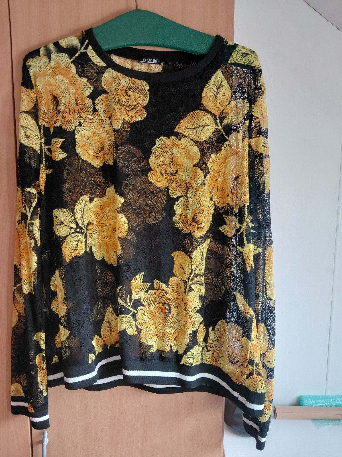 Norah transparante blouson met okergele bloemen, maat 44, Kleding | Dames, Ophalen, Zwart, Maat 42/44 (L), Lange mouw
