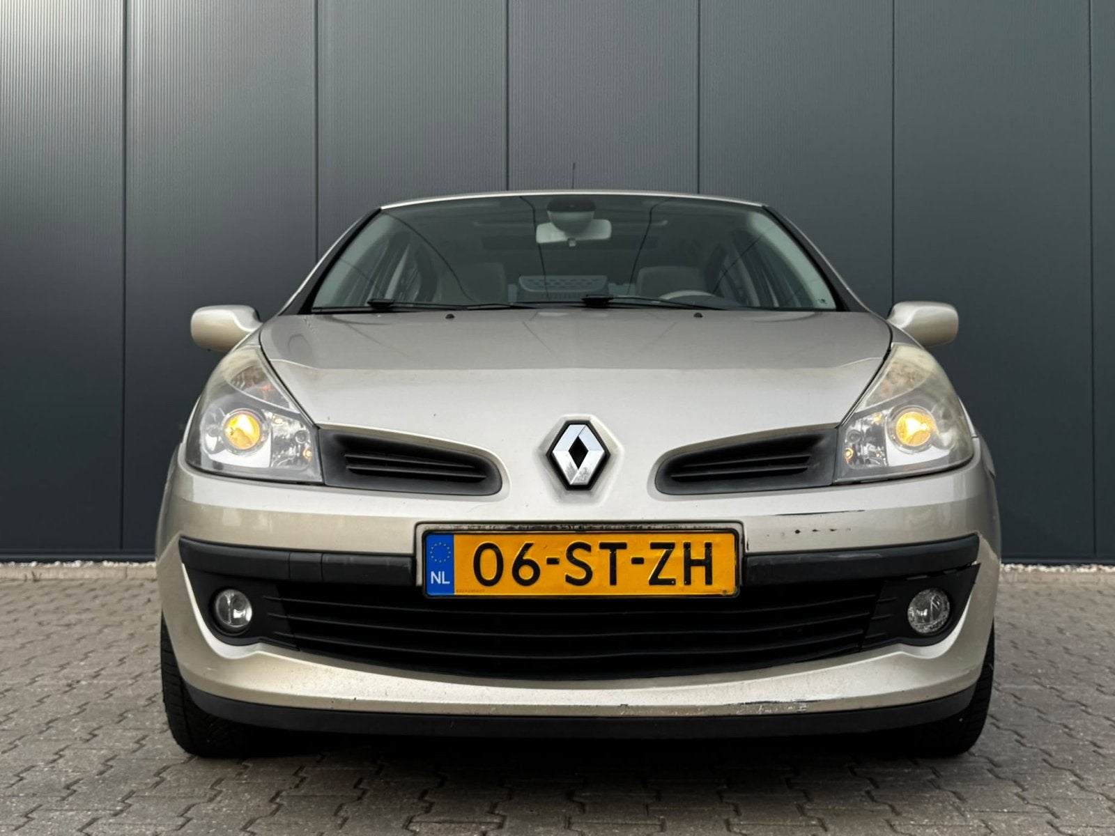 Renault Clio 1.6 16V 82KW 5-DRS 2006 Beige, Auto's, Voorwielaandrijving, Beige, 4 cilinders, Beige