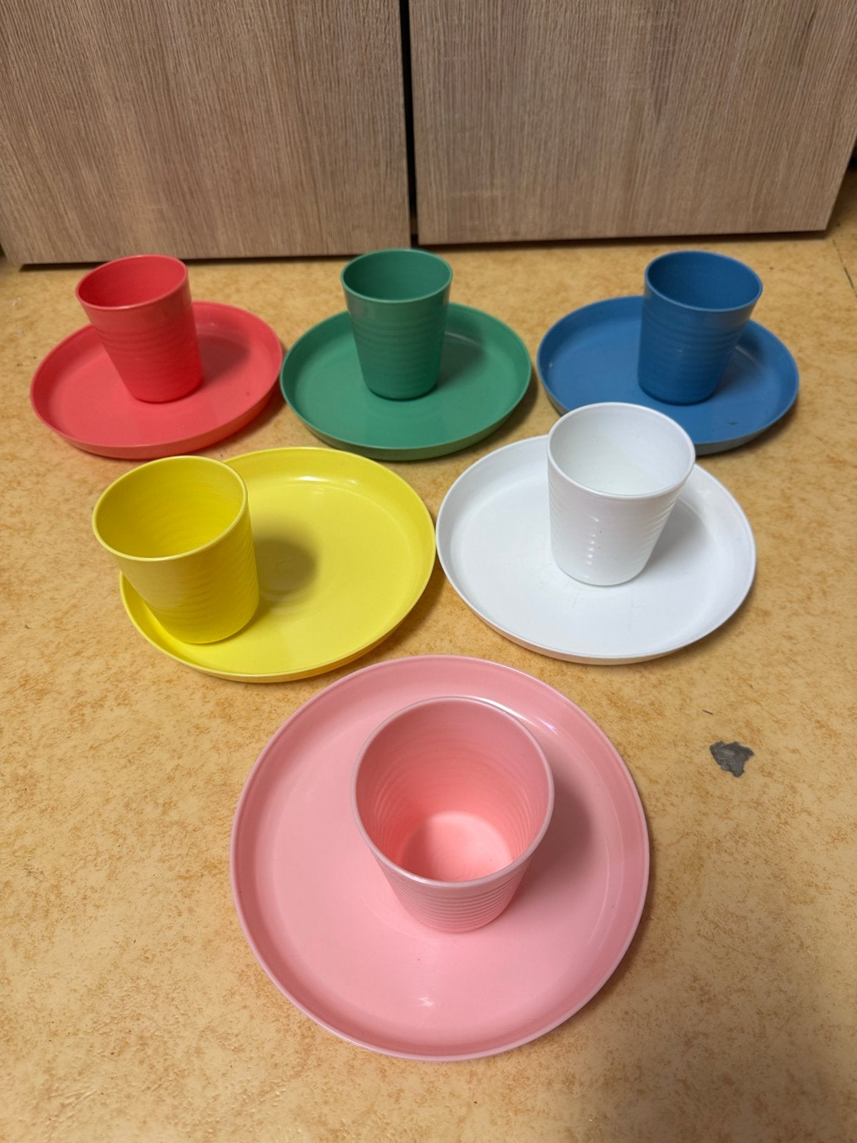 Kleurrijk plastic servies voor kinderen of picknick, Ophalen, Gebruikt, Kunststof, Compleet servies