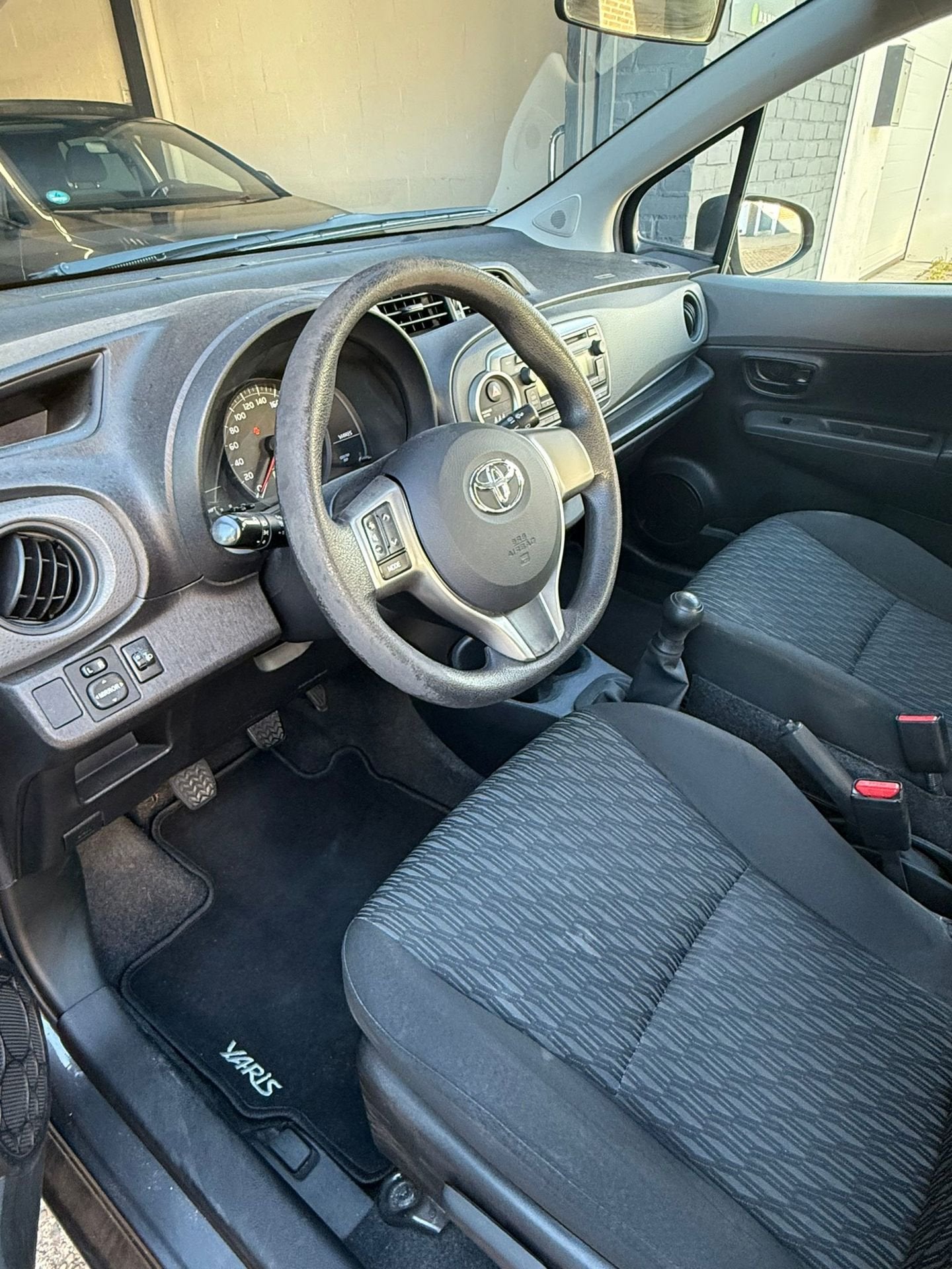Foto 11 van Toyota Yaris 1.0 VVT-i Dealeronderh | Elektrische Ramen 2011