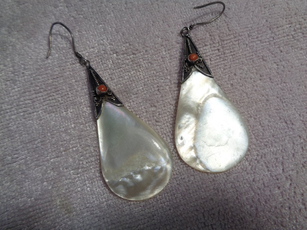 dikke parelmoer gezet in zilver met een bloedkoraal, Ophalen of Verzenden, Zilver, Ring
