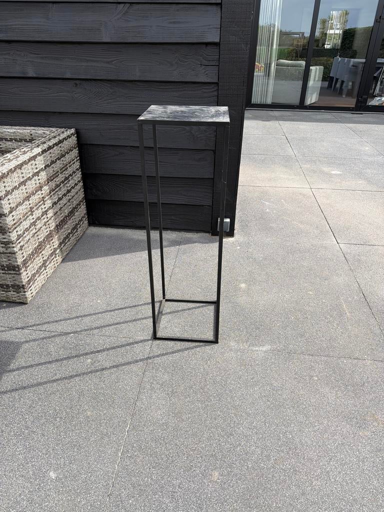 Stijlvolle zwarte sokkel, Huis en Inrichting, Woonaccessoires | Zuilen en Pilaren, Ophalen, Gebruikt