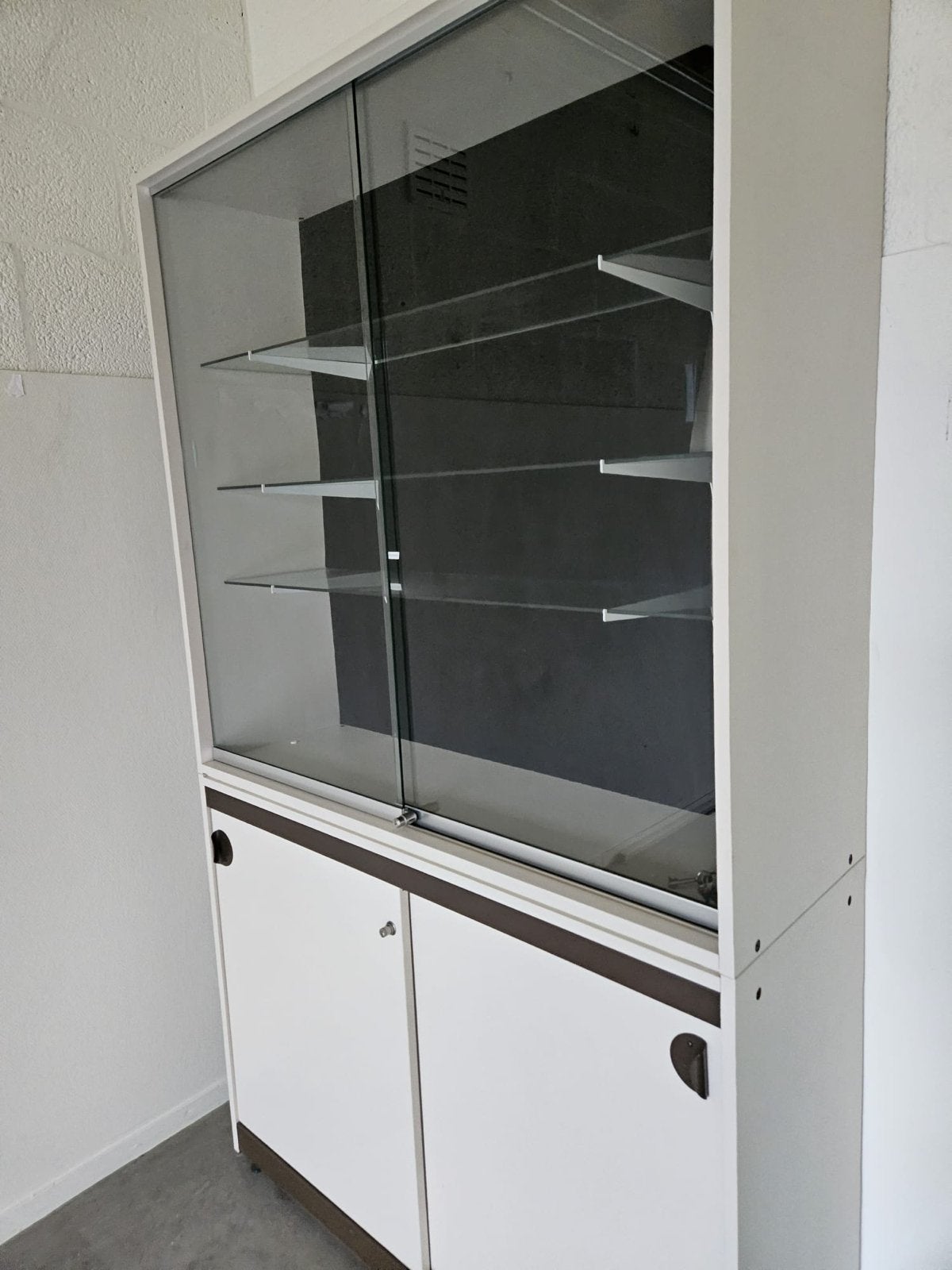 Mooie vitrinekasten met glazen schuifdeuren en opbergruimte, Ophalen, Gebruikt, 50 tot 100 cm, Glas