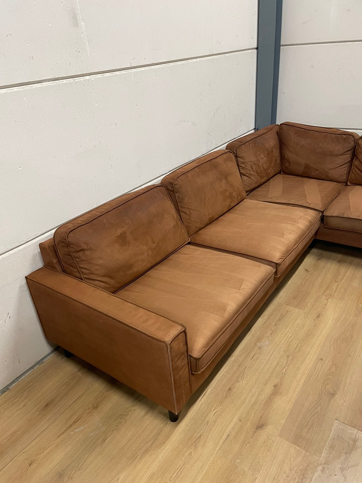 Mooie luxe suede cognac bruine hoekbank - GEREINIGD!!!, Huis en Inrichting, Banken | Bankstellen, Ophalen, 250 tot 300 cm, Luxe
