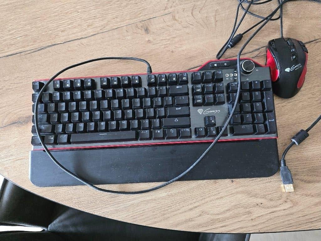 Backlit Mechanical Keyboard plus Gaming Mouse, Ophalen of Verzenden, Zo goed als nieuw, Bedraad, Genesis