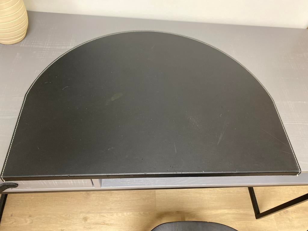 Zwart halfrond bureau onderlegger met witte stiksels, Gebruikt, Ophalen of Verzenden, 75 cm of meer, Overige vormen