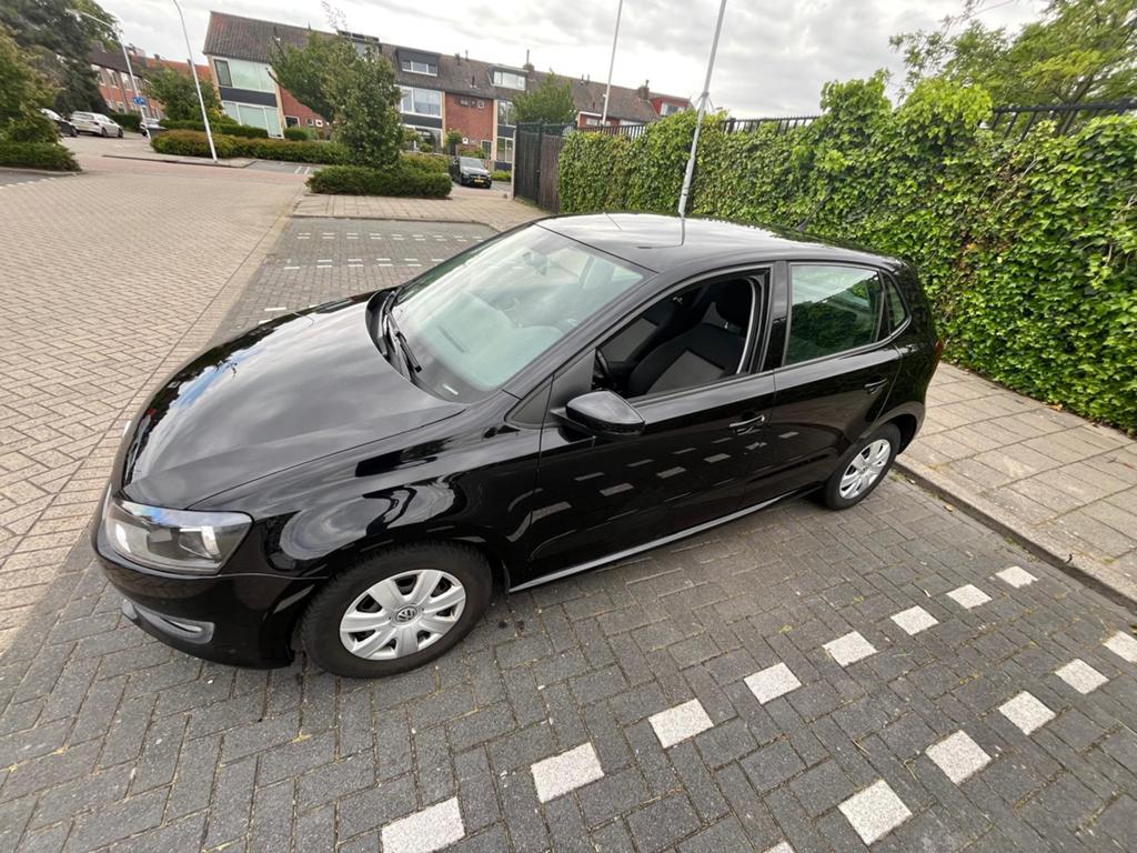 Volkswagen Polo 1.2 (in prijs verlaagd) 5D APK 2010 Zwart, Auto's, Voorwielaandrijving, 967 kg, 40 €/maand, 1198 cc