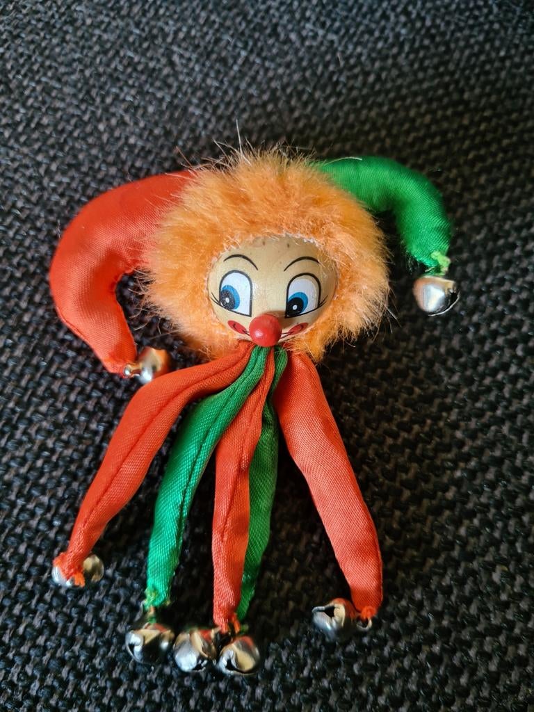 Broche nar oranje groen met belletjes Carnaval Tilburg, Ophalen of Verzenden, Gebruikt, Groen, Overige materialen