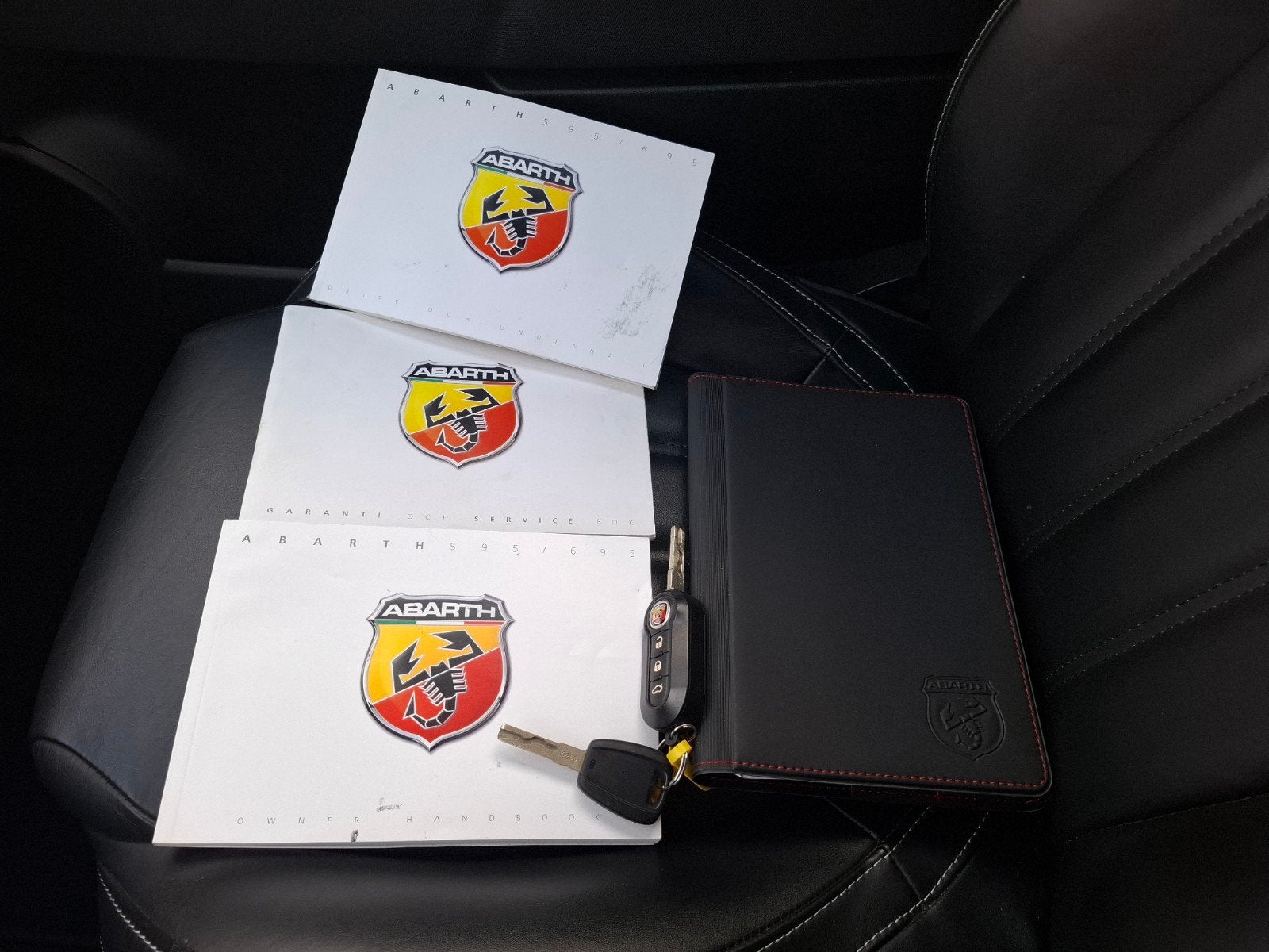 Foto 23 van Fiat 500 1.4 T-jet Abarth 595 145pk Wit 2019 Leder