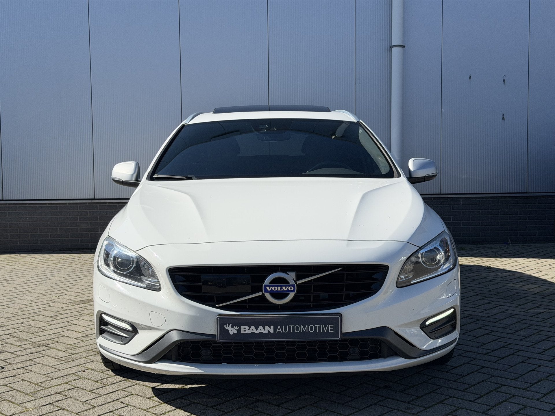 Volvo V60 2.0 T4 Business Sport | R-Design | Nwe. distributi, Gebruikt, 1969 cc, Wit, 1600 kg