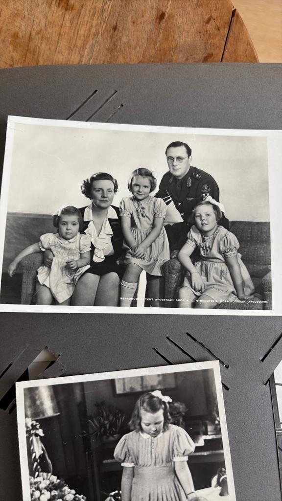 Foto koningshuis 1945 hof fotograaf apeldoorn, Verzamelen, Ansichtkaarten | Themakaarten, Ophalen of Verzenden, 1940 tot 1960
