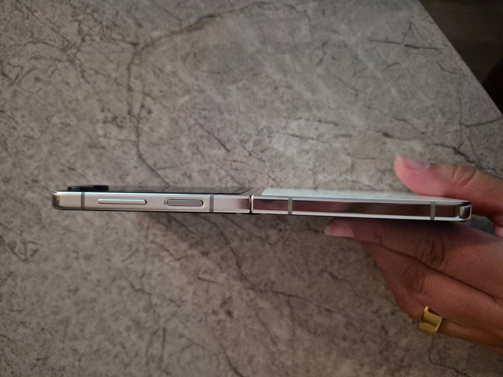Foto 4 van Samsung Galaxy Z Flip5 256GB – krasvrij + hoesje