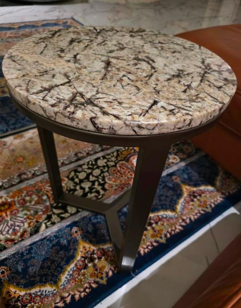 BL DESIGN- Ronde bijzettafel met marmer blad. Zware tafel., Minder dan 55 cm, Metaal of Aluminium, Modern, Elegant, Rond