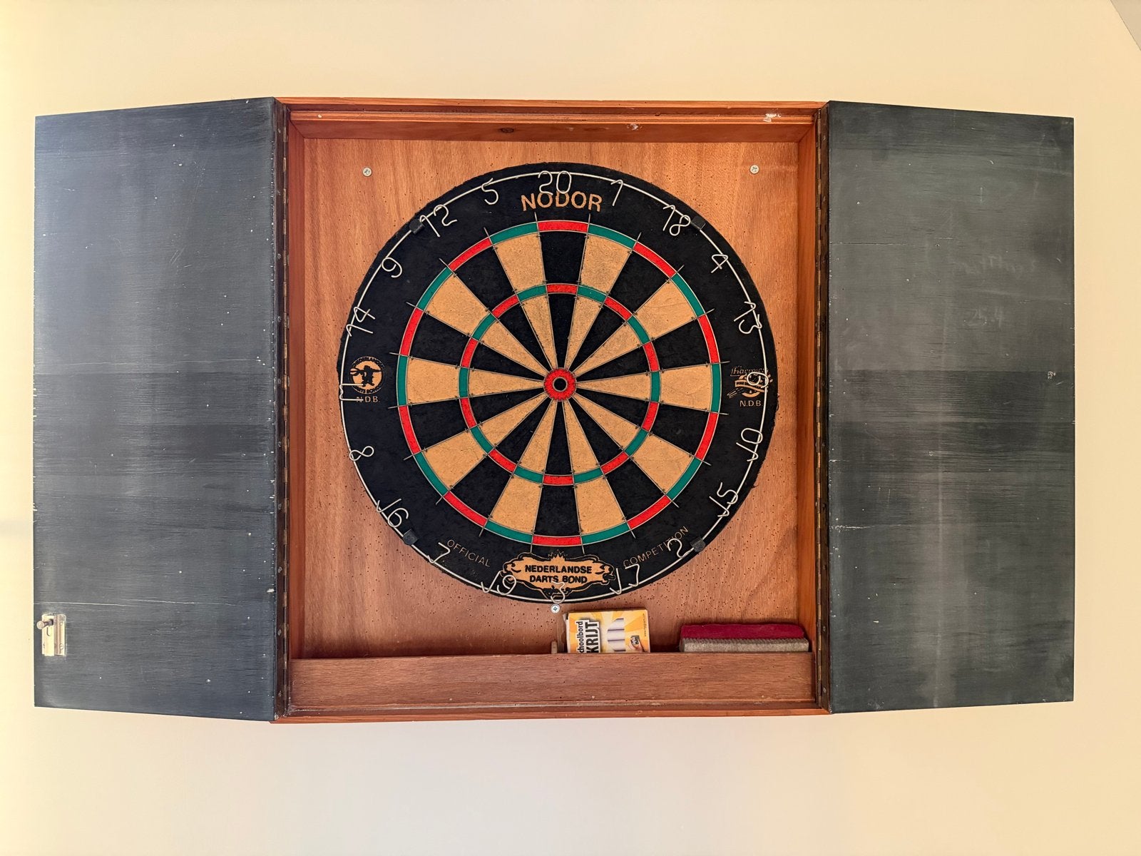 Dartbordkast met dartbord en pijlen en toebehoren, Ophalen, Gebruikt, Dartbord met pijlen