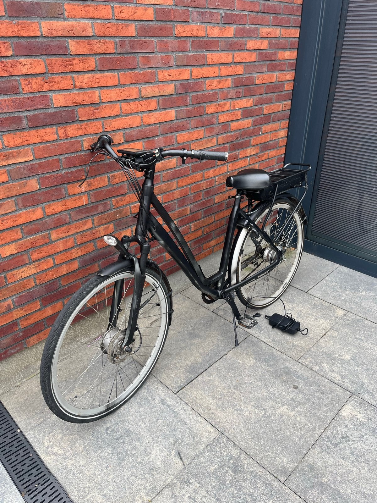 Zwarte elektrische fiets met lage instap, 50 tot 53 cm, Schijfrem, Ophalen, Overige merken