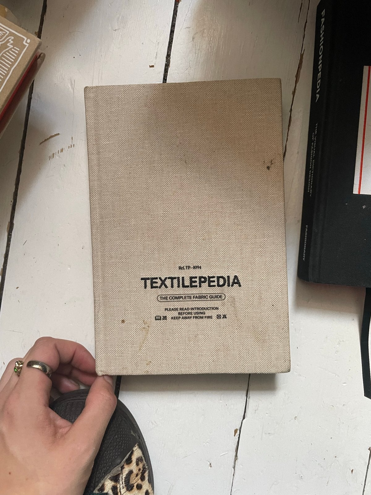 Textilepedia: The Complete Fabric Guide - Fashionary, Ophalen of Verzenden, Gelezen, Wereld overig