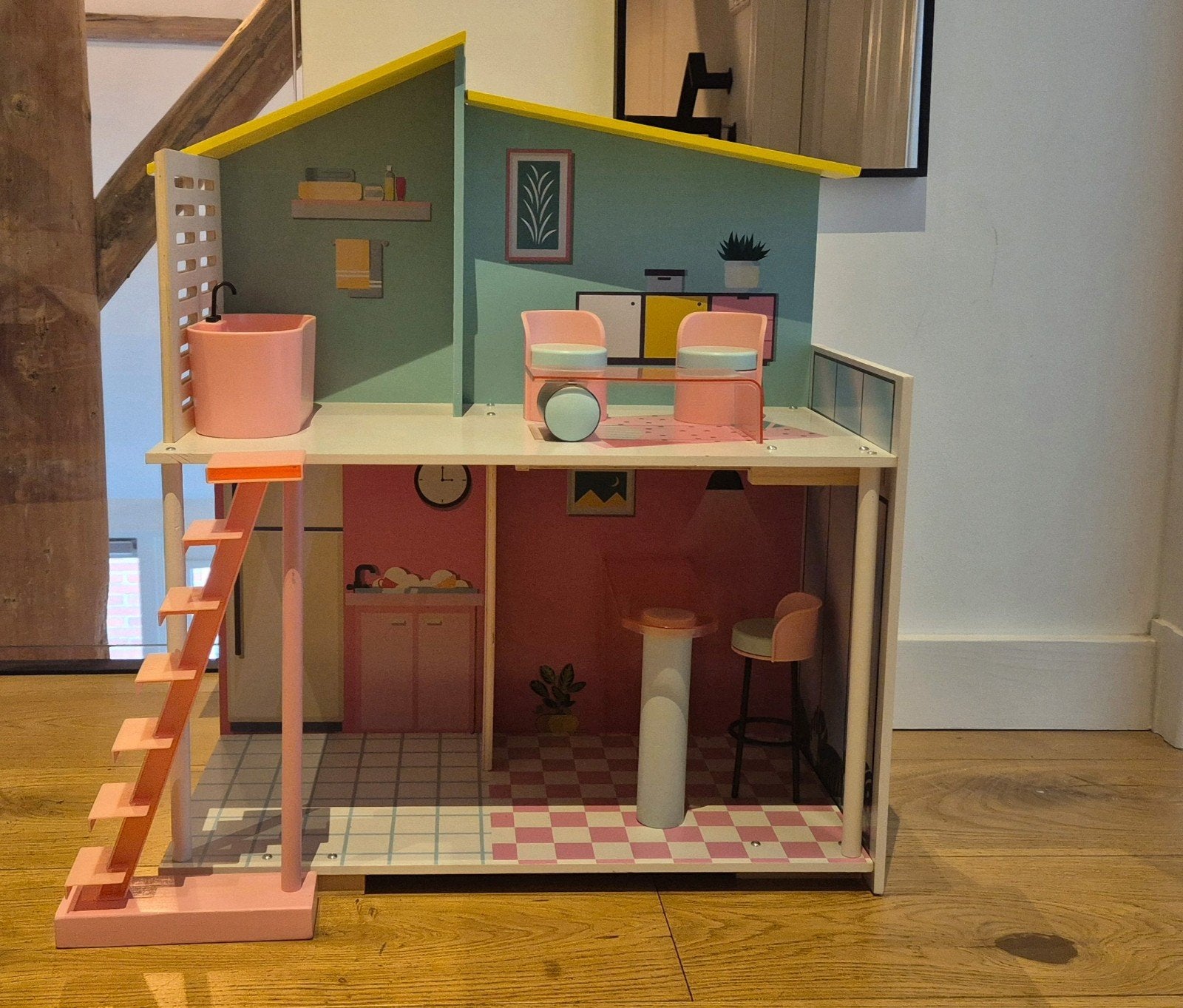 Barbiehuis van hout, Kinderen en Baby's, Speelgoed | Poppenhuizen, Ophalen, Zo goed als nieuw, Toebehoren