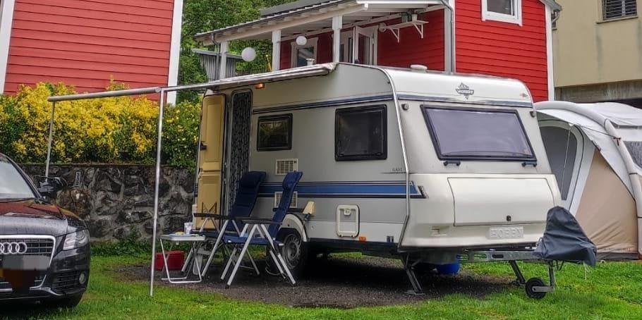 Hobby caravan inclusief voortent en luifels, Caravans en Kamperen, Caravans, Hobby, Stabilisator, Treinzit, 750 - 1000 kg