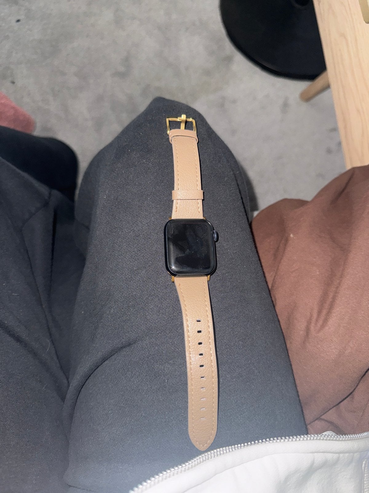 Apple Watch met beige bandje, Sieraden, Tassen en Uiterlijk, Gebruikt, Verzenden, Hartslag, Zwart